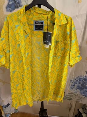 This Reverse Threads shirt is a vibrant button-Down
